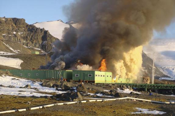 Uma foto do incêndio da base brasileira Comandante Ferraz, em King George Island, na Antártida. Duas pessoas morreram